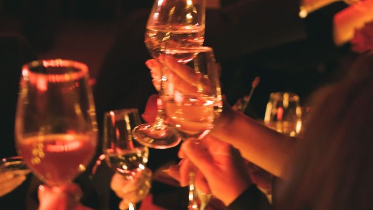 amici che brindano ad un evento con il vino